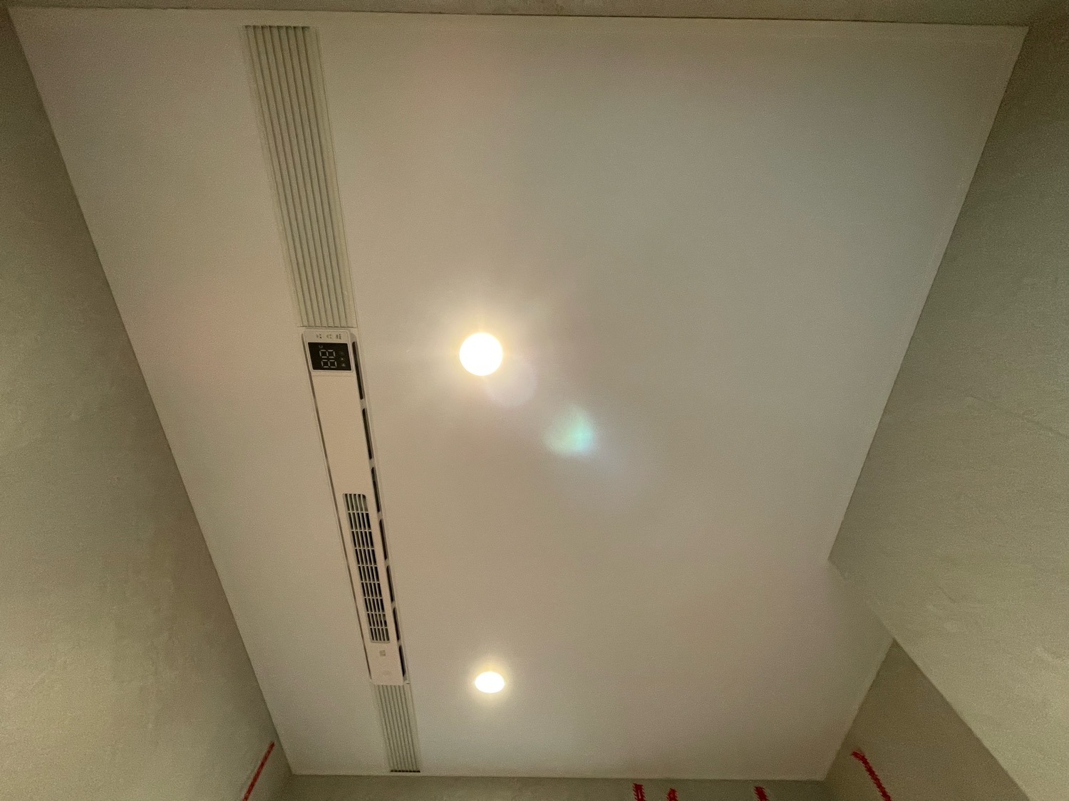 XF-08D 装在次卫顶面，格栅与显示屏