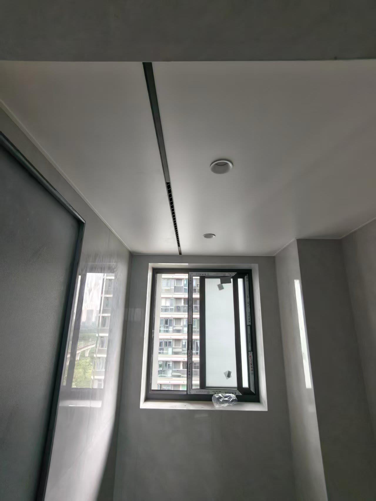 Z-18 装在卫生间顶面,与窗同向