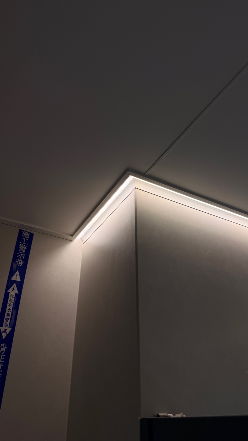 洗墙型材沿顶面转角折过去接着走
